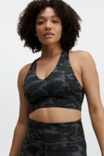 Fabletics camuflagem carvão/logotipo preto 420HR1835 sutiã esportivo midi impacto médio para viagem 130 mulheres