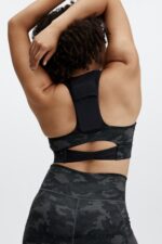 Fabletics camuflagem carvão/logotipo preto 420HR1835 sutiã esportivo midi impacto médio para viagem 130 mulheres - Image 3