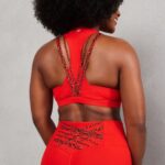 Fabletics cereja elétrica/mini leopardo cereja elétrica 420HR1785 boost sutiã esportivo de médio impacto 120 mulheres