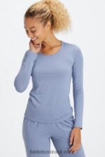 Fabletics jeans desbotado 420HR2639 camiseta manga longa restoreknit mulheres